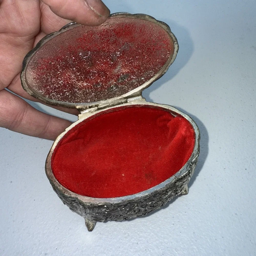 VTG Silver Plated Victorian Romance Trinket Box With Feet‎ Red Velvet Inside